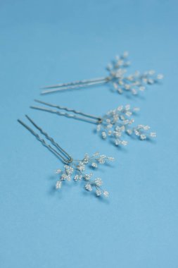 beyaz düğün aksesuarları ve açık mavi arka plan