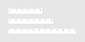 Dřevěné různé velikosti vládci 6, 8 a 12 palců dlouhé izolovaných na bílém pozadí