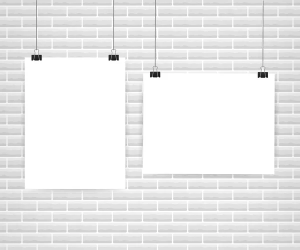 Λευκό αφίσες κρέμονται σε ντοσιέ. Γκρίζο τοίχο με χλεύη επάνω κενό κενό χαρτί. Εικονογράφηση διάνυσμα. — Διανυσματικό Αρχείο