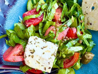 Tabakta taze yapılmış Akdeniz salatası.