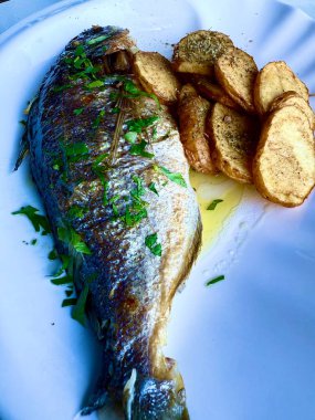 Izgara balık ve patates cipsi. Lezzetli ve sağlıklı yemekler..