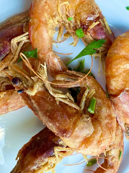 Kızarmış karides tabağına yakın çekim. Evde pişirilen sağlıklı deniz ürünleri..