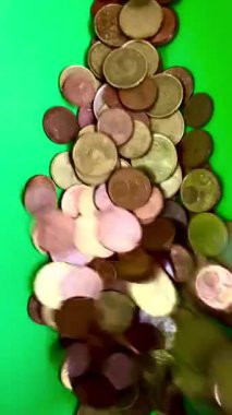 Avro sikkelerinin yakın plan bir konteynıra düşmesi. Cam para kutusu..