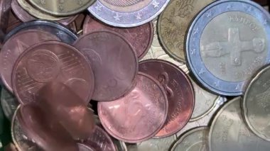 Avro sikkelerinin yakın plan bir konteynıra düşmesi. Cam para kutusu..