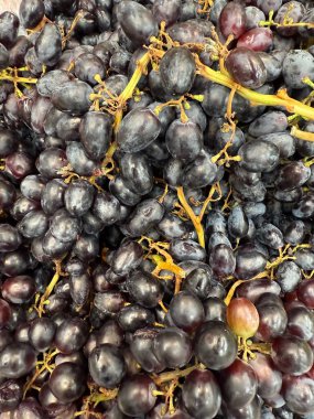 Şeffaf, şeffaf ve sulu etli koyu kırmızı üzümler. Üzüm dolu bir kap..