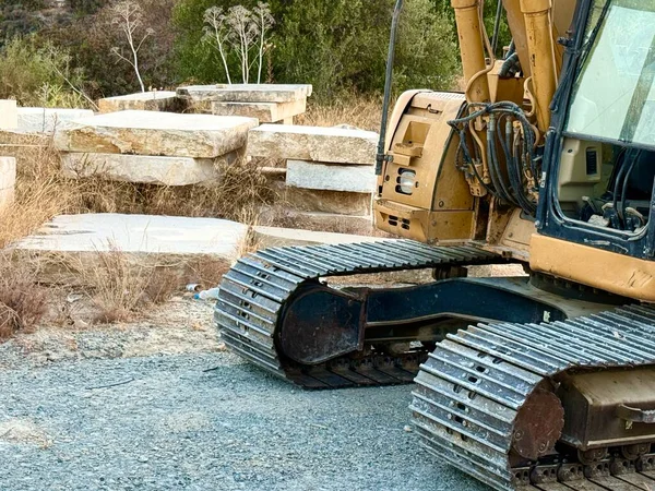 Sürüngen kazıcı inşaat sahasında duruyor. İnşaat makineleri ve ekipmanları.