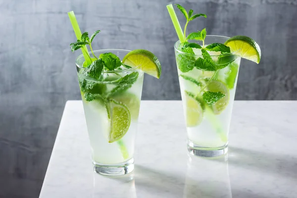Zwei Kalte Mojito Cocktails Mit Rum Frischer Minze Und Limetten — Stockfoto