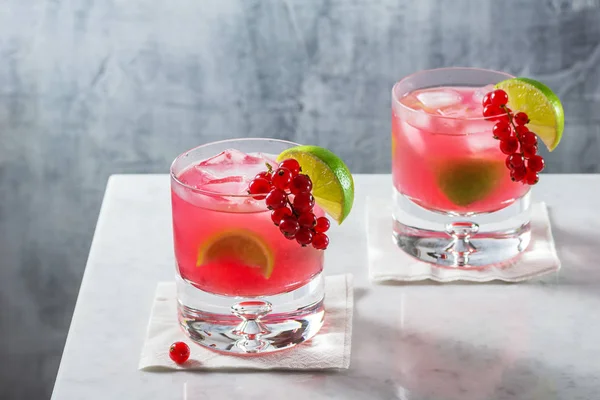 Twee Koude Rode Bessen Caipirinha Daiquiri Cocktails Met Limoen Glazen — Stockfoto