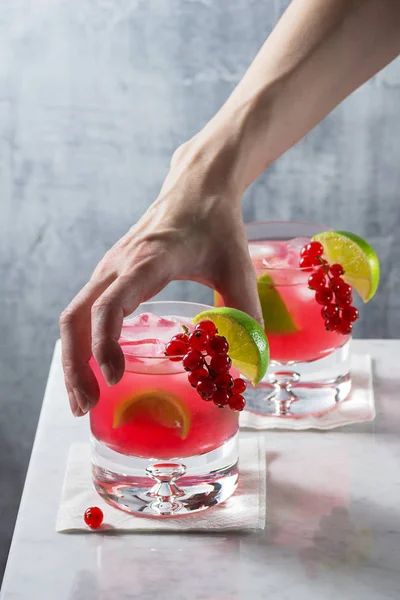 Mão Mulher Alcançando Uma Corrente Vermelha Fria Caipirinha Cocktail Daiquiri — Fotografia de Stock