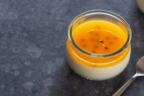 Tropische Passievruchten Panna Cotta Een Romige Italiaanse Pudding Met Laag — Stockfoto