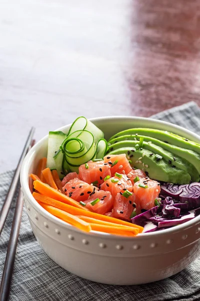 Poke Bowl Hawaïen Saumon Tranché Avocat Concombre Carotte Chou Pourpre — Photo