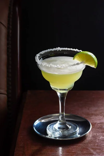 Gekühlter Margarita Cocktail Drink Mit Gesalzenem Rand Dunkler Luxuriöser Bar — Stockfoto