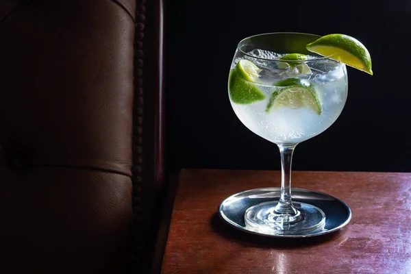 Kalter Gin Tonic Oder Wodka Tonic Mit Eis Und Limetten — Stockfoto