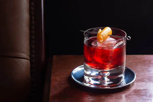 Negroni Koktél Gin Red Vermouth Campari Mint Jég Orange Twist — Stock Fotó