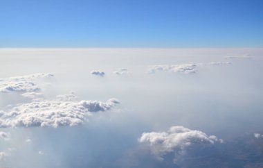 Bulutların üzerinde uçuş sırasında uçaktan gördüm cennet
