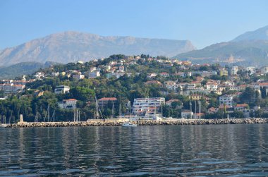 Sakin deniz yüzeyi, toprak ve küçük bir kıyı kenti bir parçası