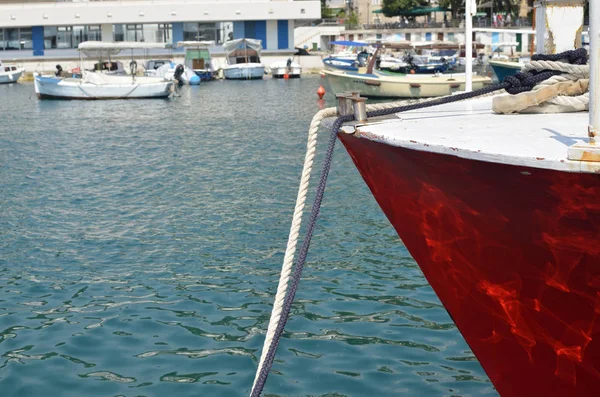 Arc Bateau Amarré Rouge Avec Autres Bateaux Dans Port — Photo