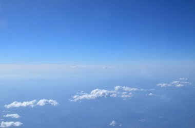 Bulutların üzerinde uçuş sırasında uçaktan gördüm cennet