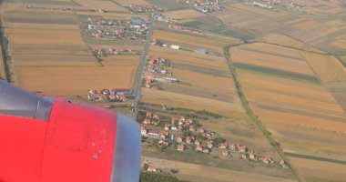 Uçak motor, ovalar ve iniş uçak havadan Marnixkade bir şehir banliyösünde bir parçası