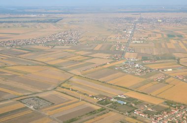 Farklı bitki ve havadan - Belgrad, Sırbistan görülen bir şehir banliyösü ile ovalar