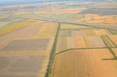 Alanları farklı bitki ve bir iniş uçaktan gördüm bir otoyol