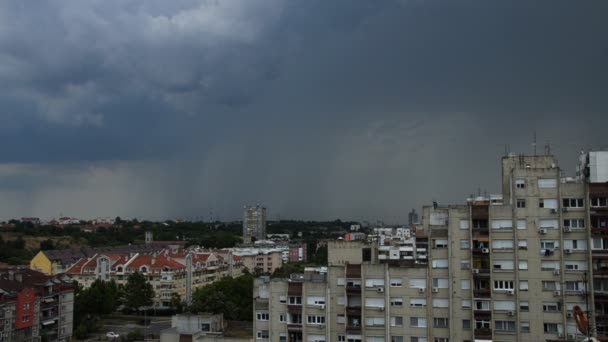 城市居住区上空白天的暴风雨云和树木闪电 — 图库视频影像