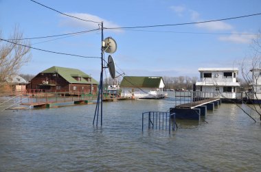Bir nehir banka city bölgesinde bir mesire üzerinde sel