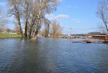 Bir nehir banka city bölgesinde sular altında mesire