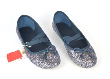 Gümüş mavi balerin düz ayakkabı çapraz elastik drawstrings ve beyaz arka plan üzerinde bir fiyat etiketi ile ışıltı