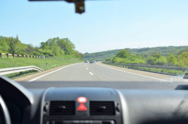 Baharda güzel kırsal gider bir karayolu üzerinde sürüş