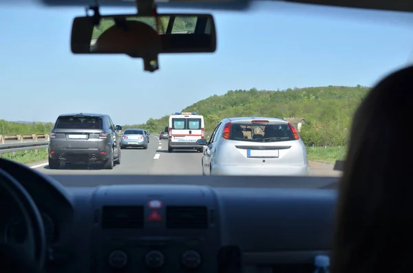 Köra Motorväg Med Andra Fordon Och Ambulans Bil Framför Honom — Stockfoto