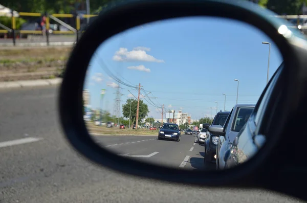 Espelho Retrovisor Com Uma Linha Carros Uma Rua Cidade — Fotografia de Stock