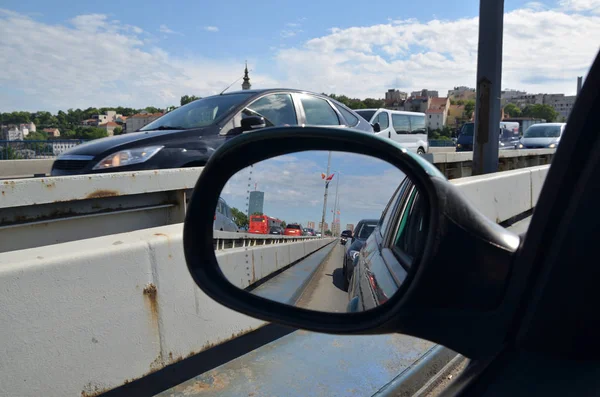 Achteruitkijkspiegel Met Een Lijn Van Auto Een Straat — Stockfoto