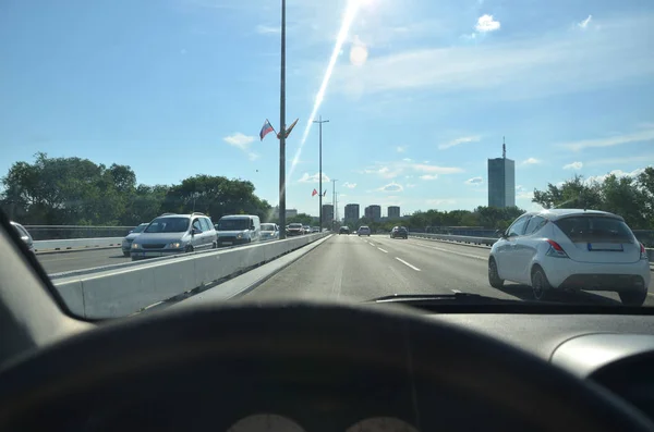 Vista Carro Movimento Através Pára Brisas Uma Rua Cidade — Fotografia de Stock