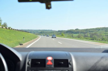 Güzel bir kırsal gider bir karayolu üzerinde sürüş