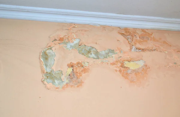 Bir Odanın Nem Tarafından Zarar Görmüş Çatlaklar Duvar — Stok fotoğraf