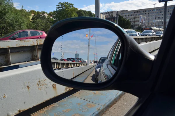 Espelho Retrovisor Com Uma Linha Carros Uma Rua Cidade — Fotografia de Stock