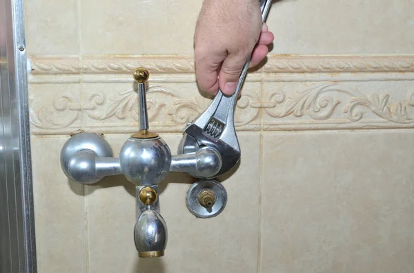 Abschrauben Eines Alten Badezimmerhahns Mit Einem Schraubenschlüssel — Stockfoto