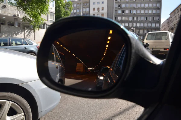 Espejo Retrovisor Con Una Imagen Tráfico Urbano Túnel Ciudad — Foto de Stock