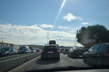 Bir arabadan bir şehirde sokak trafik sıkışıklığı cama üzerinden hareket içinde görüntülemek