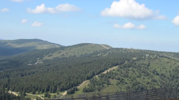 Panorering Skott Från Vacker Utsikt Över Bergskedjan Till Skidorten Berget — Stockvideo