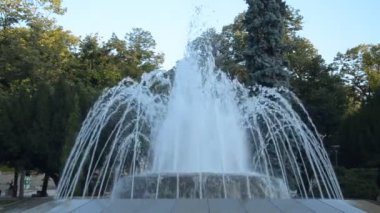 Çeşme Vrnjacka Banja, Sırbistan, su, sabah erkenden püskürtme şekilleri değişen genel bir parkta