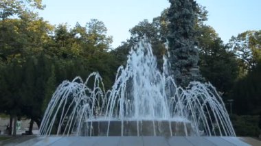Çeşme Vrnjacka Banja, Sırbistan, su, sabah erkenden püskürtme şekilleri değişen genel bir parkta