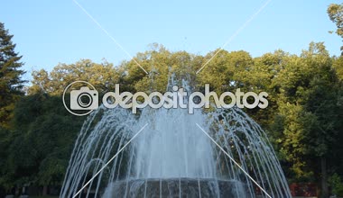Çeşme su, Vrnjacka Banja, Sırbistan'da sabah püskürtme şekilleri değişen bir kamu parkı