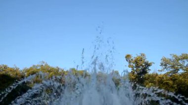 Su jetleri genel Park'ta sabahın erken püskürtme şekilleri değişen bir Fountain