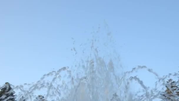 Eau Fontaine Pulvérisant Contre Ciel Bleu Matin — Video