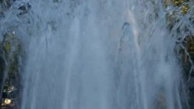 Yukarı püskürtme ve şekilleri içinde bir kamu park, Vrnjacka Banja, Sırbistan değişen bir Fountain Tilt-up atış su jetleri. Görüntüleri sonundan önce su püskürtme jetleri durdur.