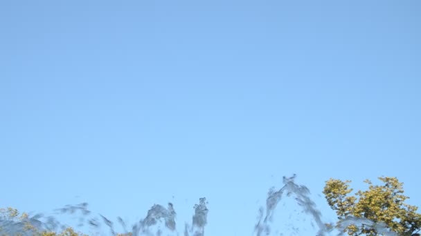 Wasserstrahlen Aus Einem Brunnen Die Die Form Des Sprühens Der — Stockvideo