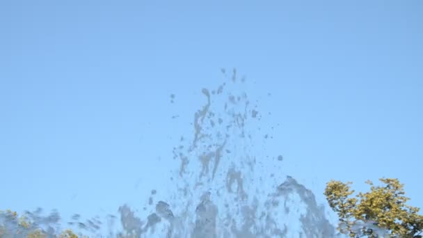 Wasserstrahlen Aus Einem Brunnen Die Die Form Des Sprühens Der — Stockvideo