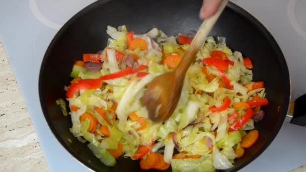 在烹饪锅中混合蔬菜和添加蘑菇的特写 — 图库视频影像